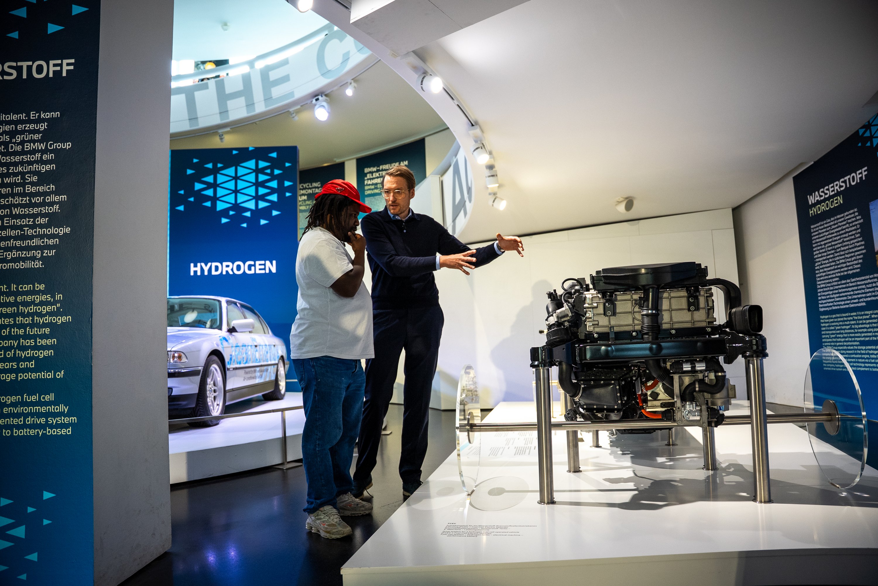 bmw-ix5-hydrogen-art-car-alvaro-barrington-1 | Vezess | Vezess