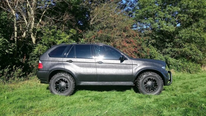 Koromfekete éjszakák rücskös szörnyét építették meg egy használt BMW-ből 7