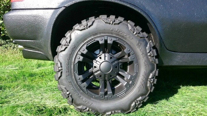 Koromfekete éjszakák rücskös szörnyét építették meg egy használt BMW-ből 8