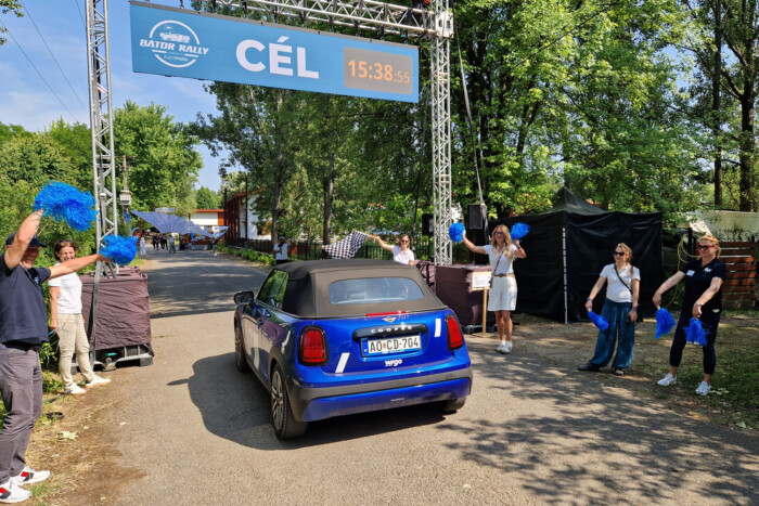 36 milliót gyűjtöttek autózással 10