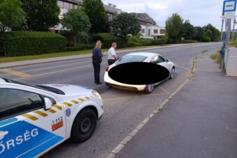 Megharapta a rendőrt a meztelen, részeg autós Budaörsön