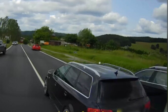 Ilyet soha ne csinálj, ha jön a mentő! ‒ életveszélyes manőver videón