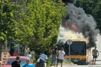 Durva tűz Fóton, dőlt a füst a buszból