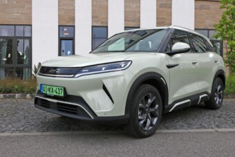 Sok magyar autósnak tud újat mutatni ez a kínai villanyautó