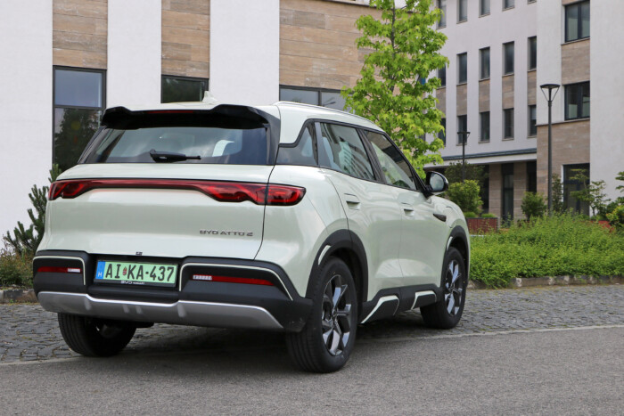 Sok magyar autósnak tud újat mutatni ez a kínai villanyautó 8