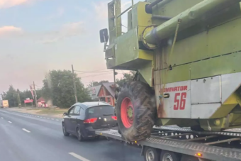 Ilyen is csak Kelet-Európában van: kombájnt húzott a családi Seat