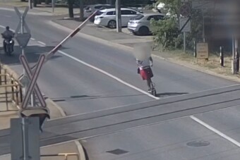 Siethetett a Balatonhoz, a sorompók sem zavarták a rollerest