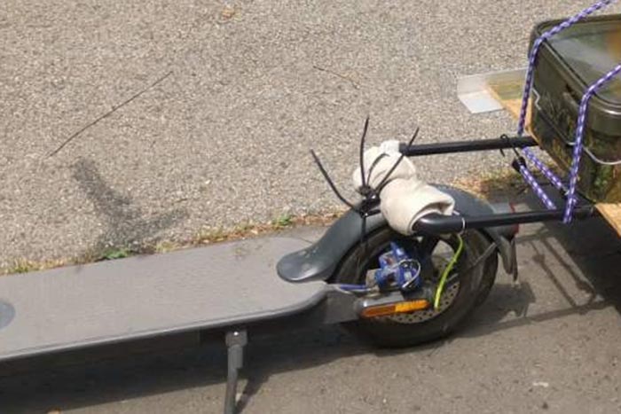 Nem semmi, miket pakolt egy 14 éves fiú a rollerére