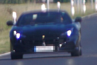 A rendőrök orra előtt pörkölt oda a Ferrarinak Pápánál