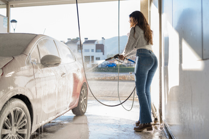 Ezzel a mozdulattal teszi tönkre sok magyar autós a fényezést mosás közben