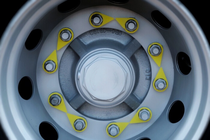 Ezért raknak érdekes, színes műanyag nyilakat a buszok kerekeire 1