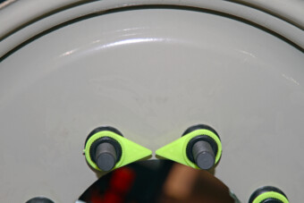 Ezért raknak érdekes, színes műanyag nyilakat a buszok kerekeire