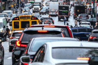 Szabálytalankodókra vadászik, tízmilliókat csinál belőle