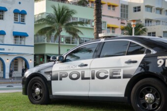 A motorházfedélbe kapaszkodott az elgázolt rendőr