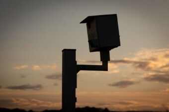 Kaszál a körforgalomba telepített trükkös kamera, repkednek a bírságok