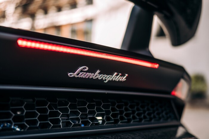 Amíg lehet, foggal-körömmel ragaszkodik a benzinmotorhoz a Lamborghini