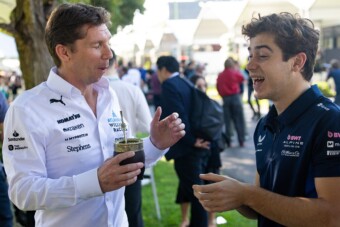 F1: A rivális pilótáját védi a csapatfőnök