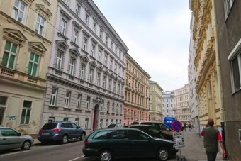 Sorra törte fel a bécsi autókat egy magyar gyerek