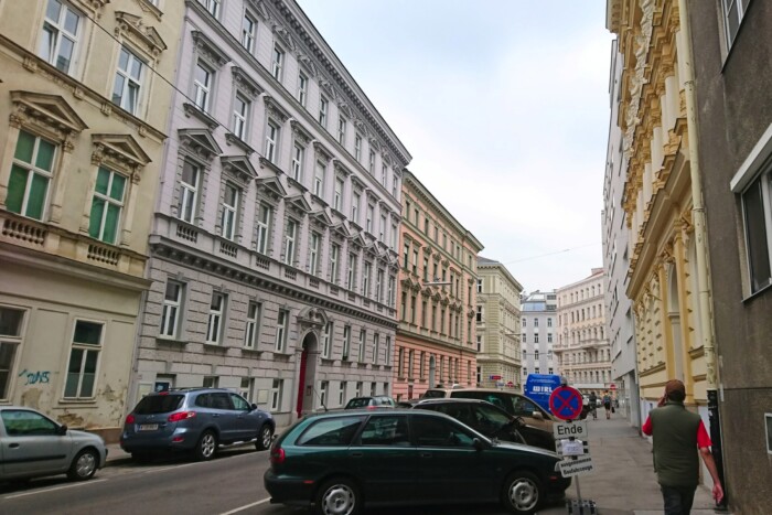 Sorra törte fel a bécsi autókat egy magyar gyerek