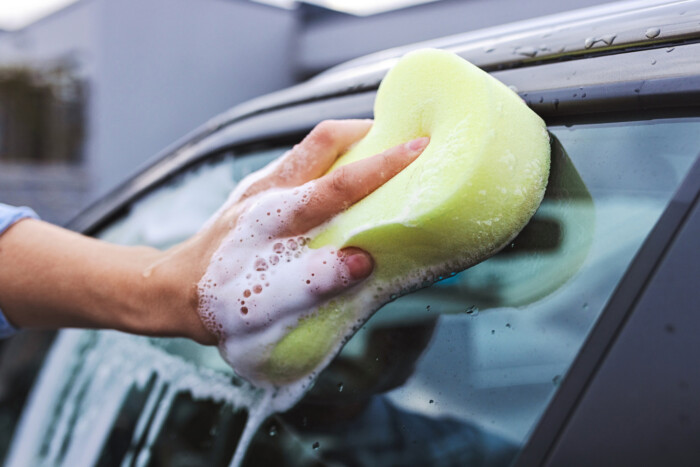 Ezzel a mozdulattal teszi tönkre sok magyar autós a fényezést mosás közben 3