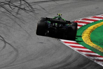 F1: Kirabolták a pilótát, alig jutott el a futamra