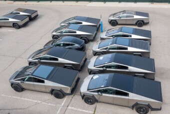 Százával parkolnak új Teslák egy elhagyott pláza előtt