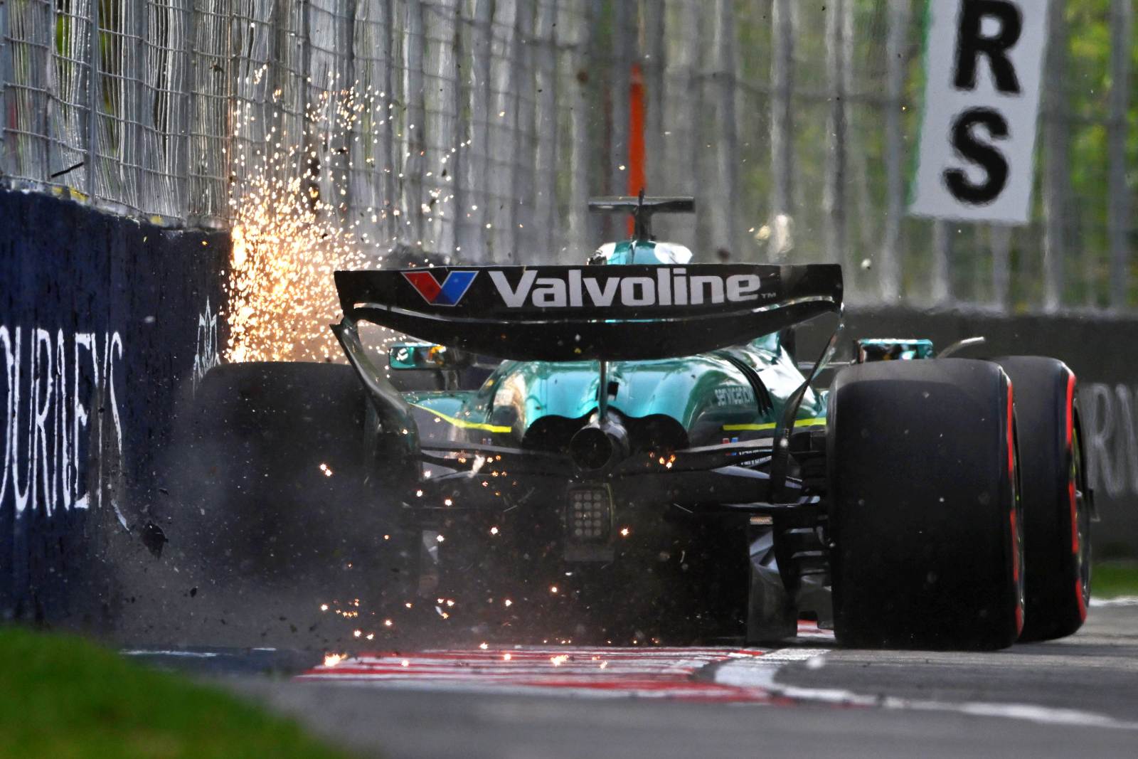 F1: Azonnal autót tört a hazai pilóta az edzésen