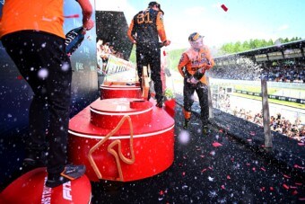 70 év után meglepő arc bukkant fel az F1-dobogón