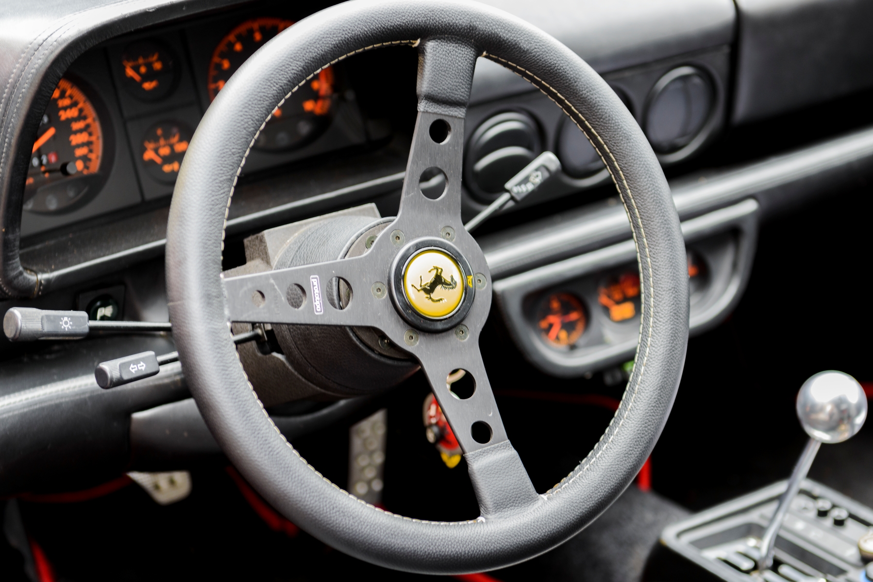 Ferrari 512 TR Testarossa dashboard | Vezess | Vezess