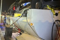 Ferrarit és Mercedest vontatott, az árokban kötött ki a VW utánfutója, fejjel lefelé 1