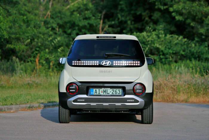 Takarékos, apró villanyautó nagy tudással 27