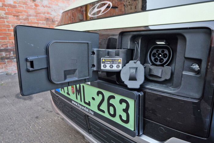 Takarékos, apró villanyautó nagy tudással 9