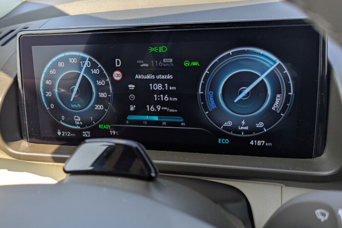 Takarékos, apró villanyautó nagy tudással 24