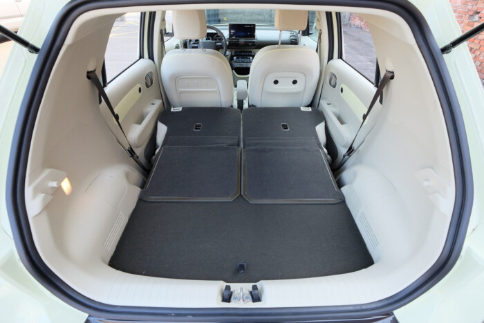 Takarékos, apró villanyautó nagy tudással 20