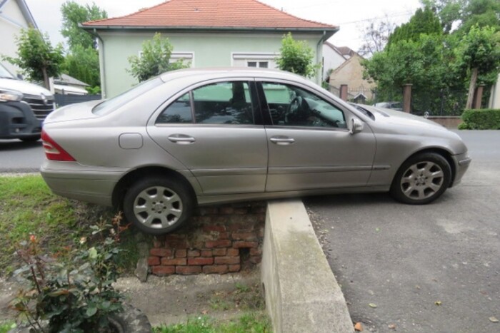 Jogsi nélkül, részegen tolatott árokba a szomszéd Mercijével