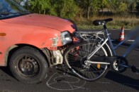 Leszorította, majd megütötte a biciklist, aki beintett neki 1