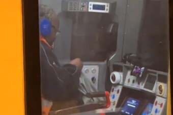 Hajmeresztő videón, ahogy menet közben kötöget a metróvezető