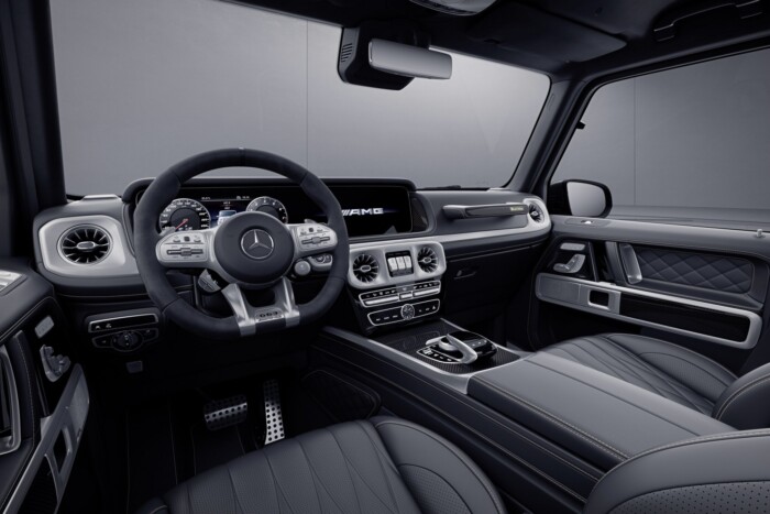 Valaki betoppant a kereskedésbe, és kérésre odaadták neki a 120 milliós autó kulcsait 1