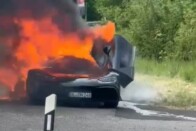 Többen is megállás nélkül hajtottak el egy lángoló autó mellett az M4-esen 1 Többen is megállás nélkül hajtottak el egy lángoló autó mellett az M4-esen 1