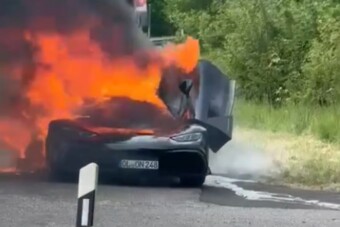 Durva tűz nyelte el a milliárdos álomautót