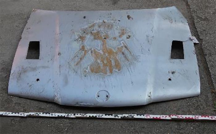 Motorháztetőn csúszkált egy autó mögött, belehalt 1