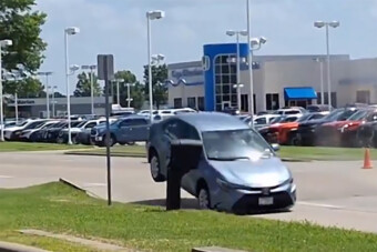 A brutális hőség teljesen váratlan balesetet okozott, nagyot repült az autós