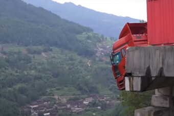 Eltűnt a híd a kamion alól, a kabin lógott a levegőben