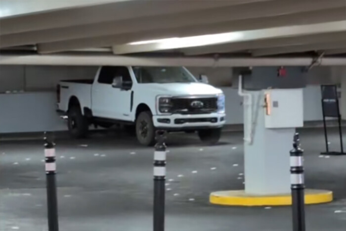 Garázsba szorult egy platós furgon – tanulságos eset a figyelmetlenségről