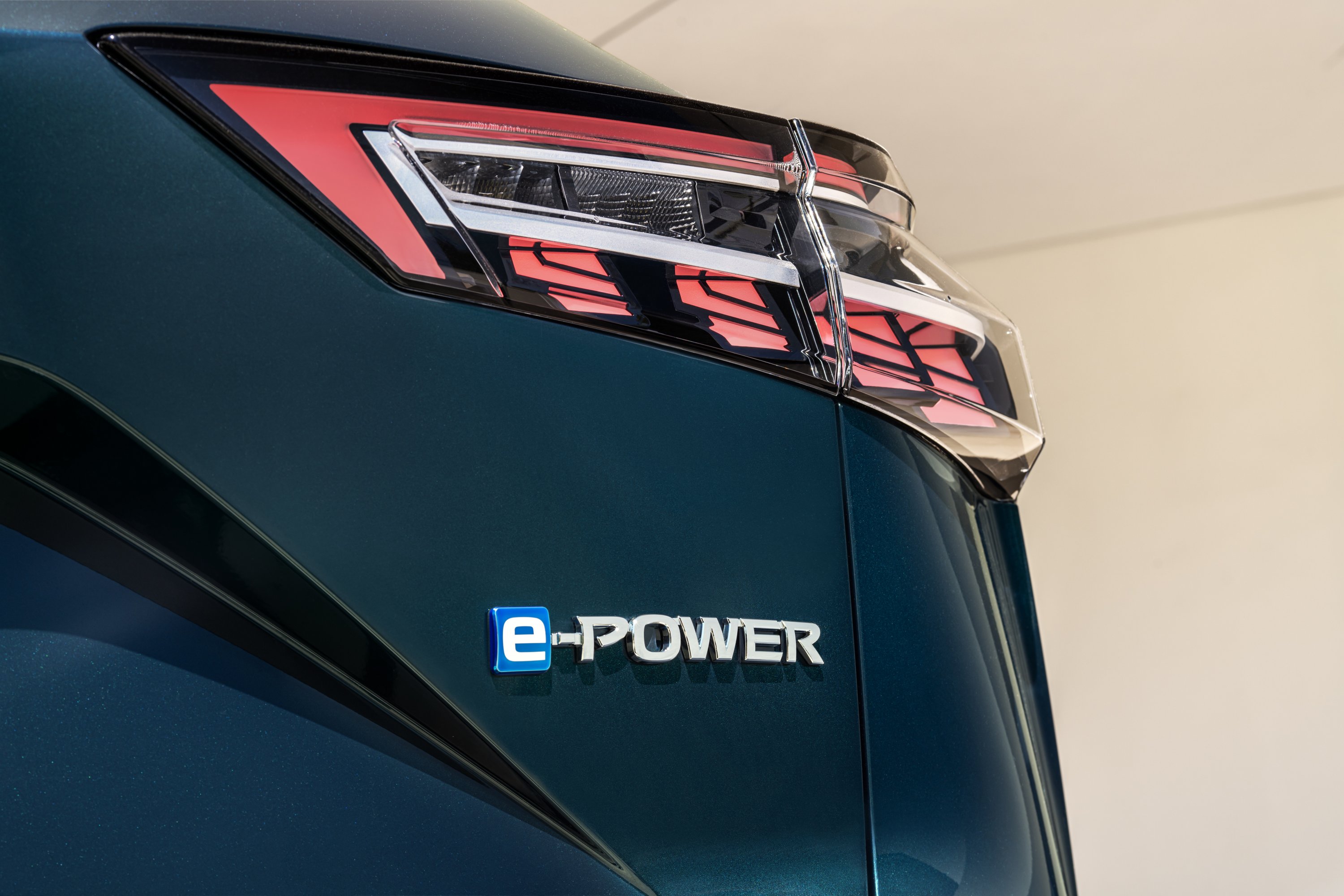 Erősebb, mégis takarékosabb a Nissan különc hibridje