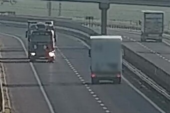 Megküzdött érte, de csak elindult a forgalommal szemben a kamionos