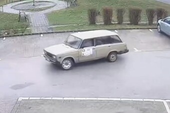 Kilinccsel előre csapatta a Ladával a parkolóban, a rendőrség elbánt vele