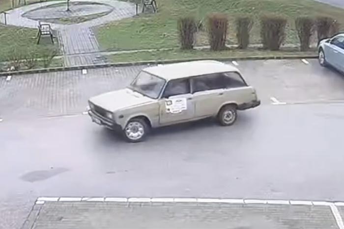 Kilinccsel előre csapatta a Ladával a parkolóban, a rendőrség elbánt vele