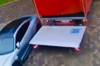 Szépen betolatott a teherautós, aztán jött a horror