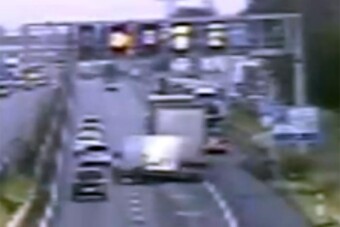 Ment, mintha vak lenne, bele is rongyolt az álló kamionba az M1-esen